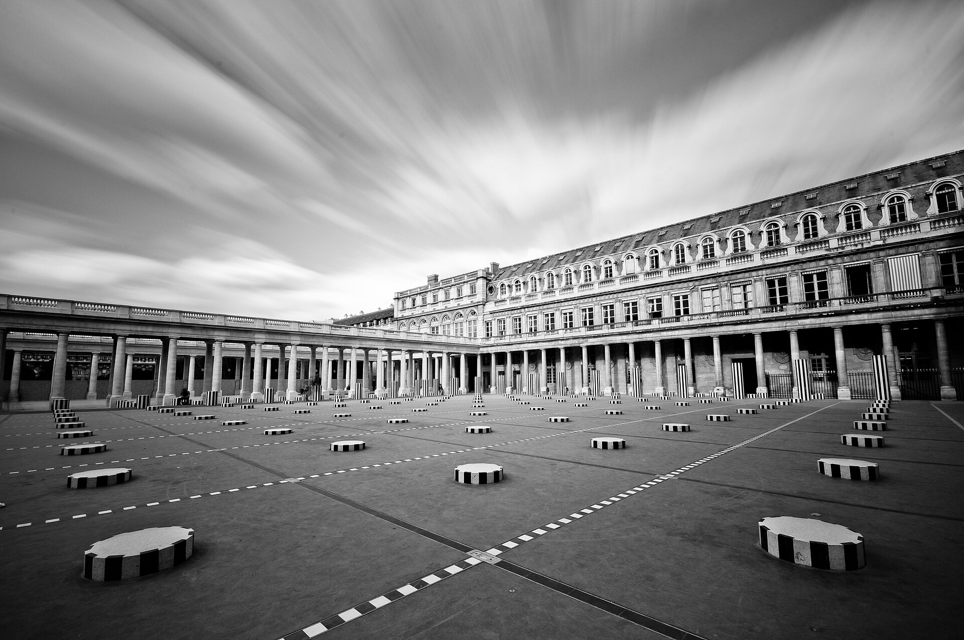 daniel buren — Palais Royal et les Colonnes de Buren.jpg