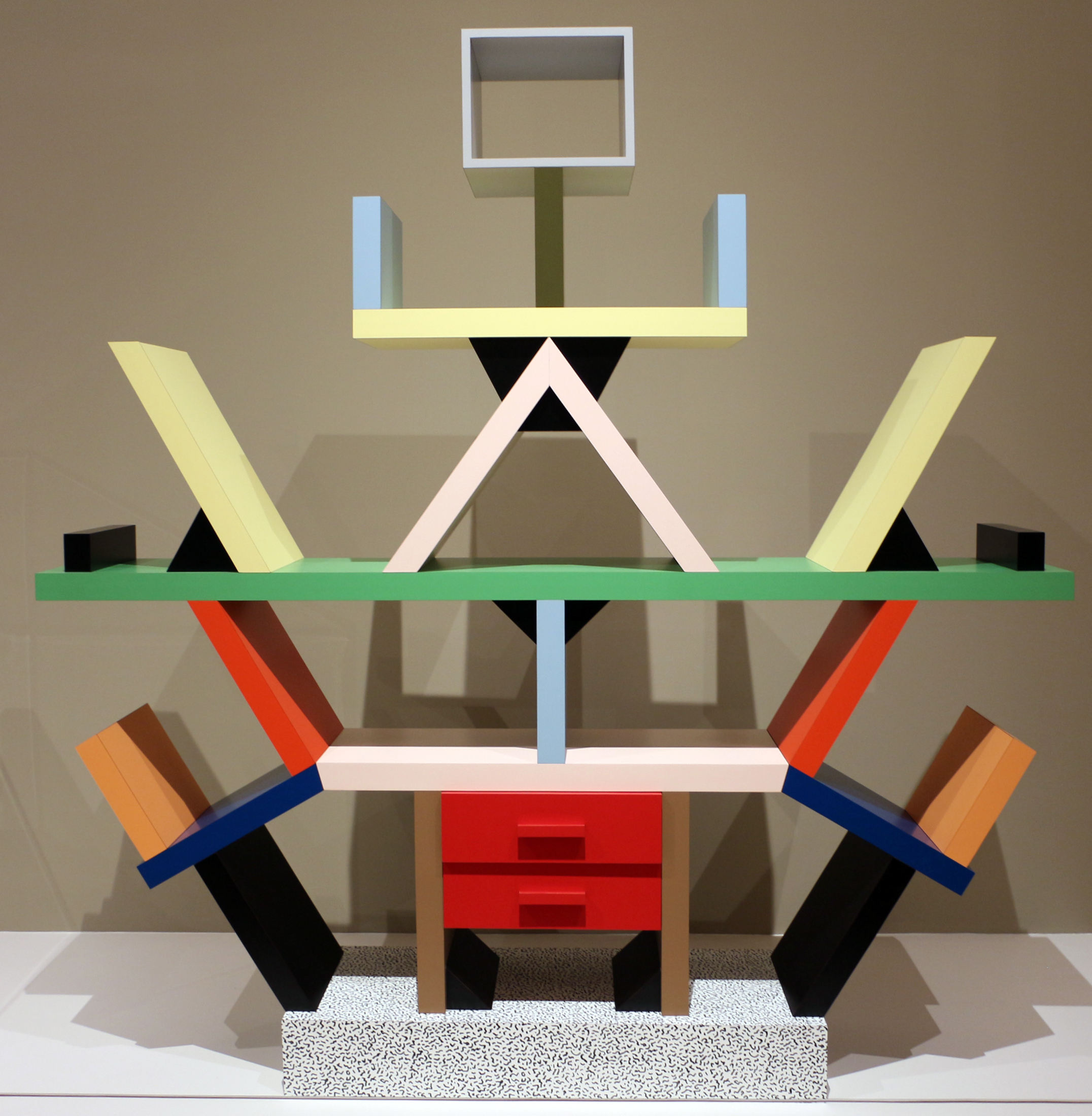 Bibliothèque Carlton d’Ettore Sottsass, design Memphis des années 1980
