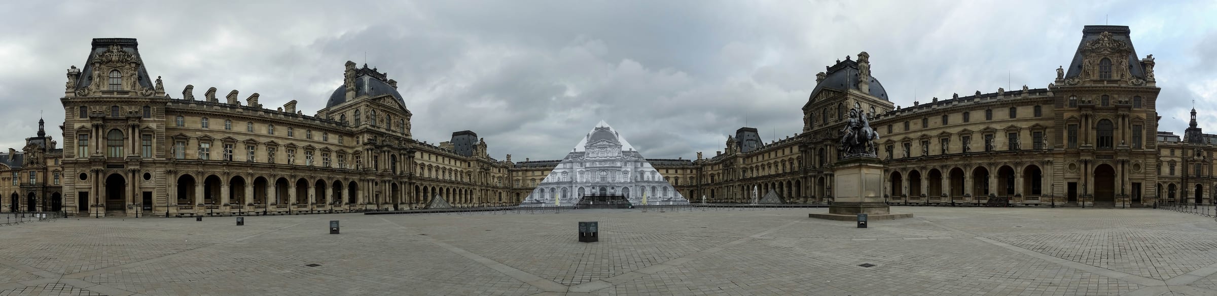 Cour Napoléon du Louvre et pyramide contemporaine au centre