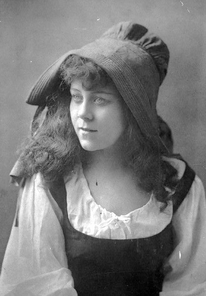 Portrait photographique de Loïe Fuller, danseuse de la Belle Époque