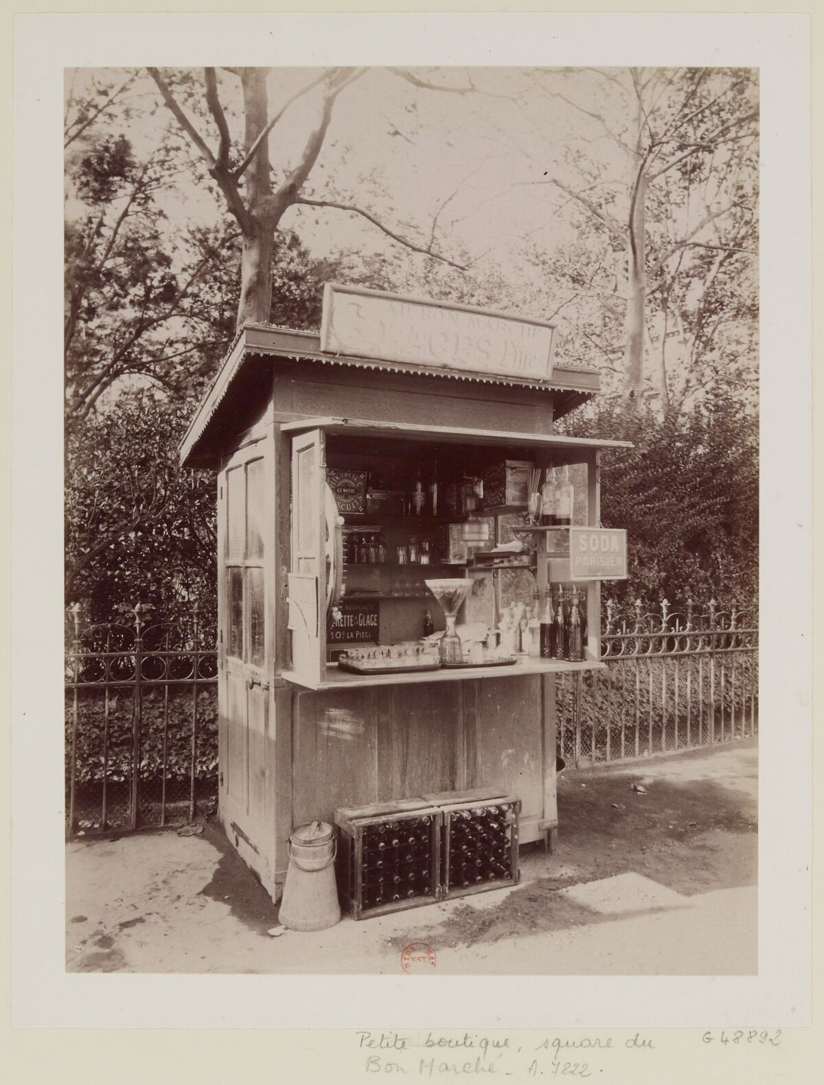 Photographie d’Atget d’une boutique près du square du Bon Marché
