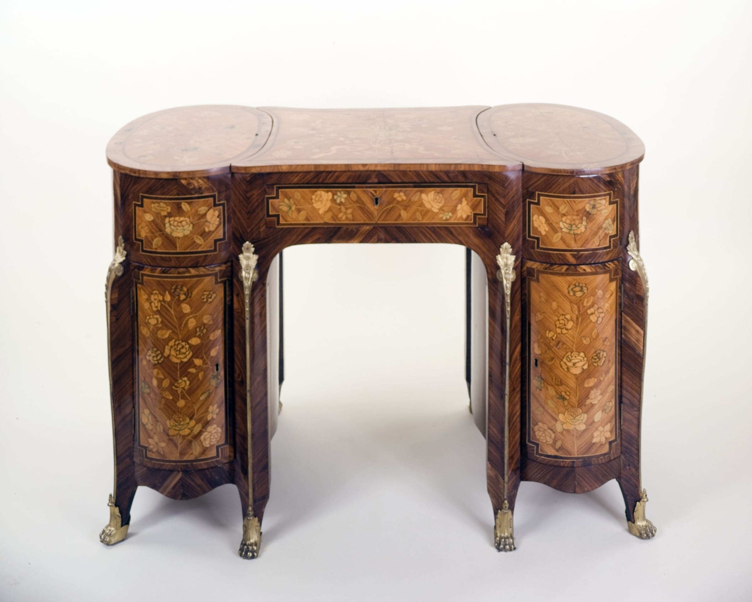 Meuble de toilette en bois et bronze dore vers 1765