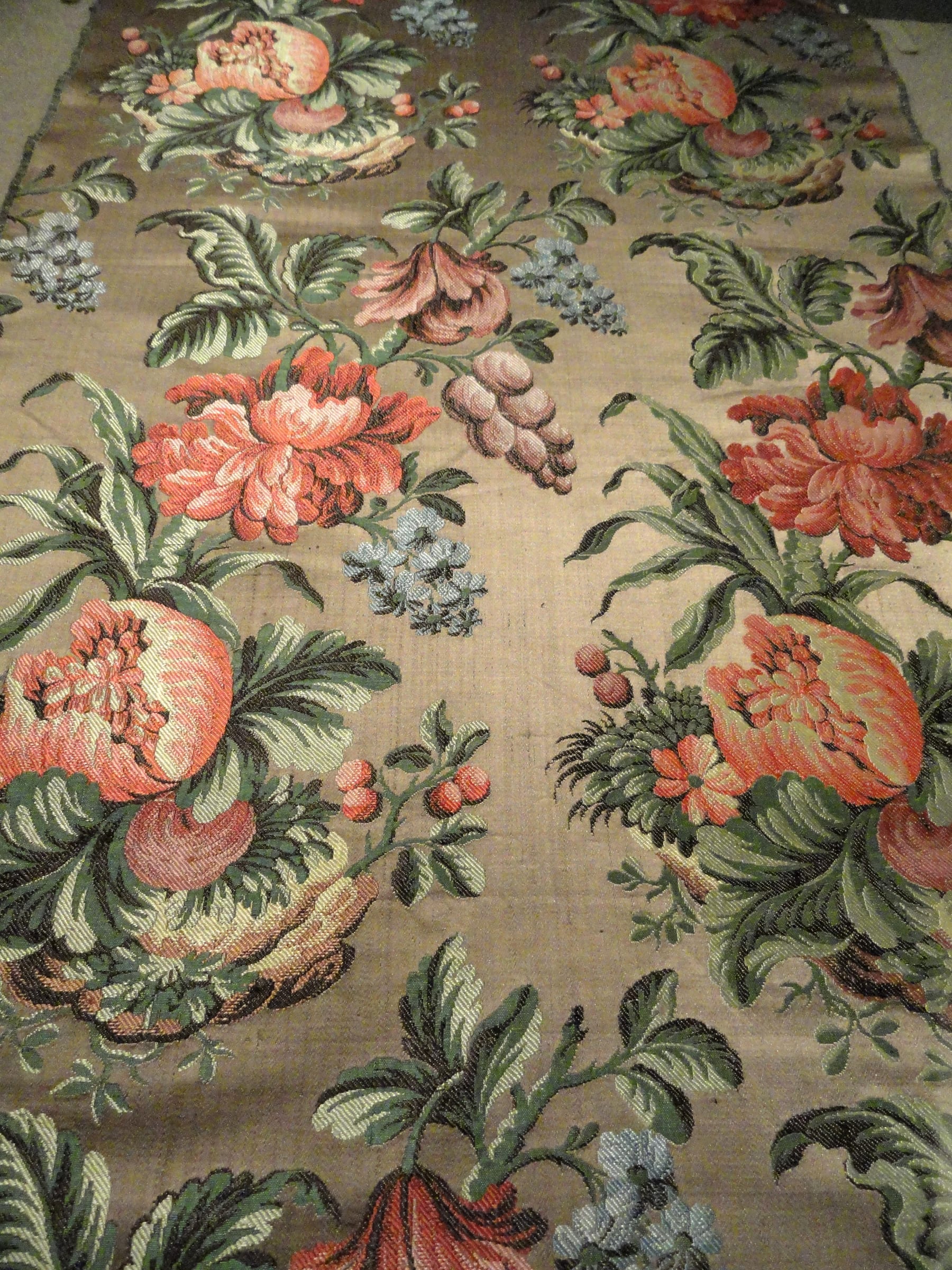 Textile brodé du XVIIIe siècle