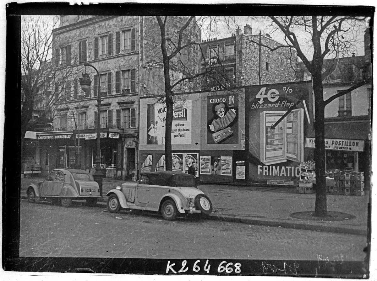 Panneaux publicitaires et circulation dans Paris vers 1950