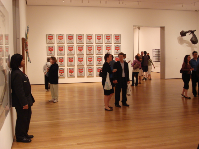 Installation des Campbell’s Soup Cans d’Andy Warhol au MoMA