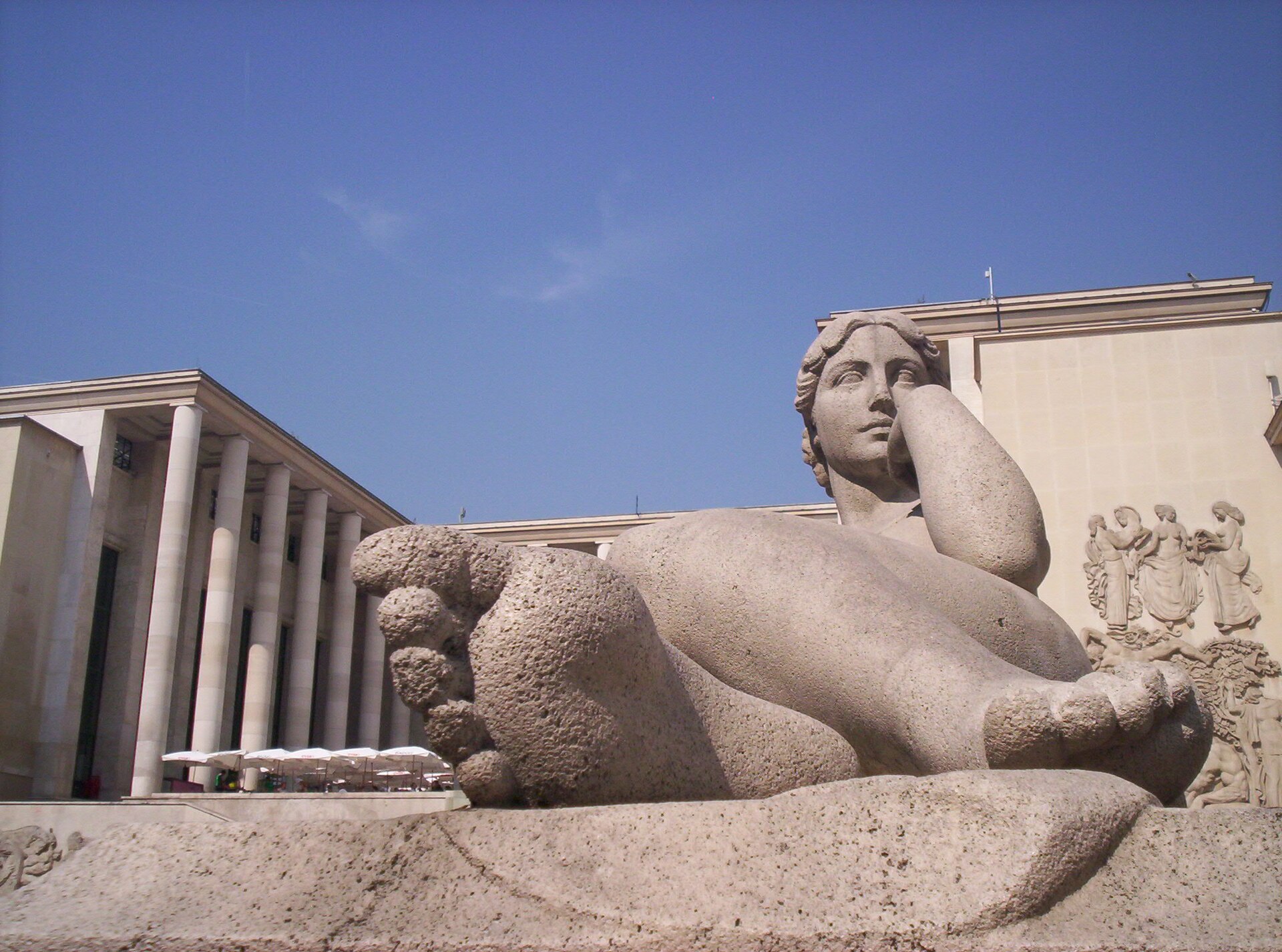 Musée d&#39;Art Moderne de Paris — vue depuis Wikimedia Commons