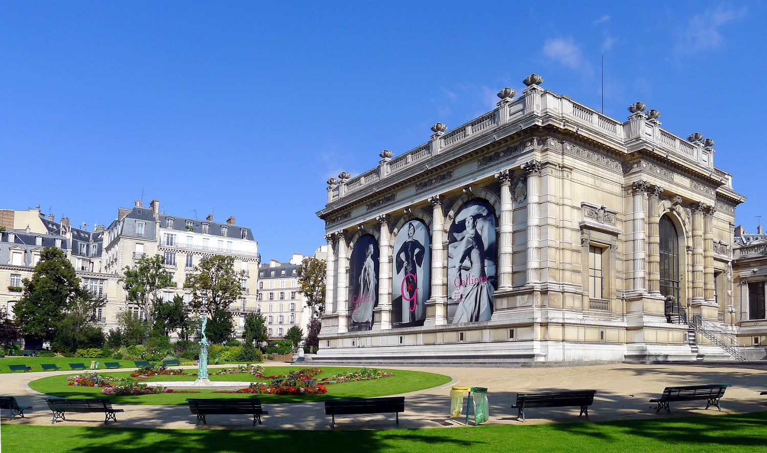 Palais Galliera — vue depuis Wikimedia Commons