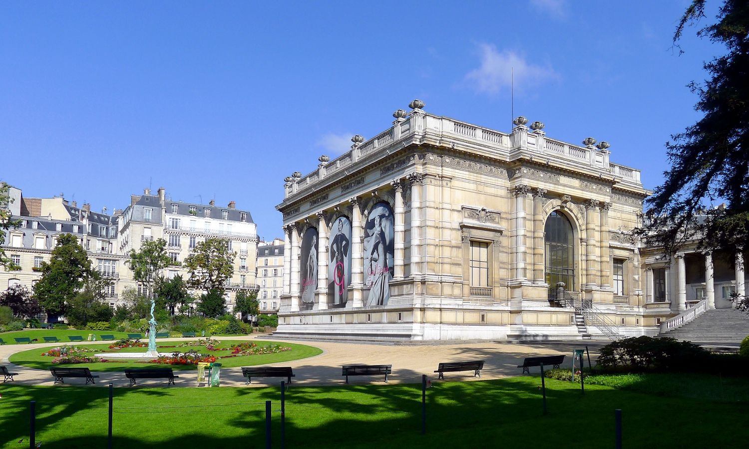 Palais Galliera — vue depuis Wikimedia Commons